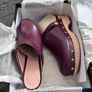 Brand new leather convertible clog! Size 7.5 in port wine color